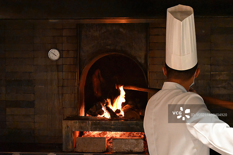 四季民福饭店厨师用烤炉制作北京烤鸭图片素材