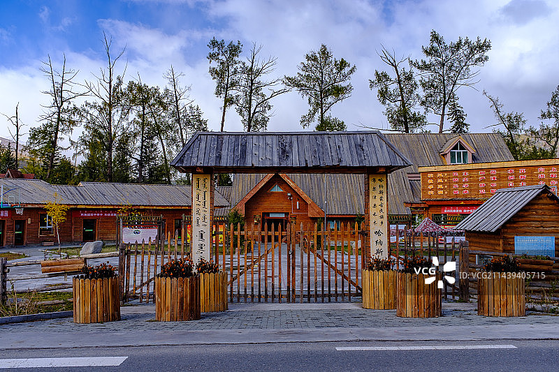 中国新疆哈纳斯小学校园风光图片素材