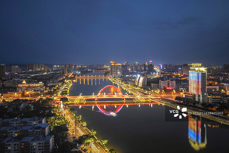 中国四川省德阳市旌阳区旌湖夜景图片素材