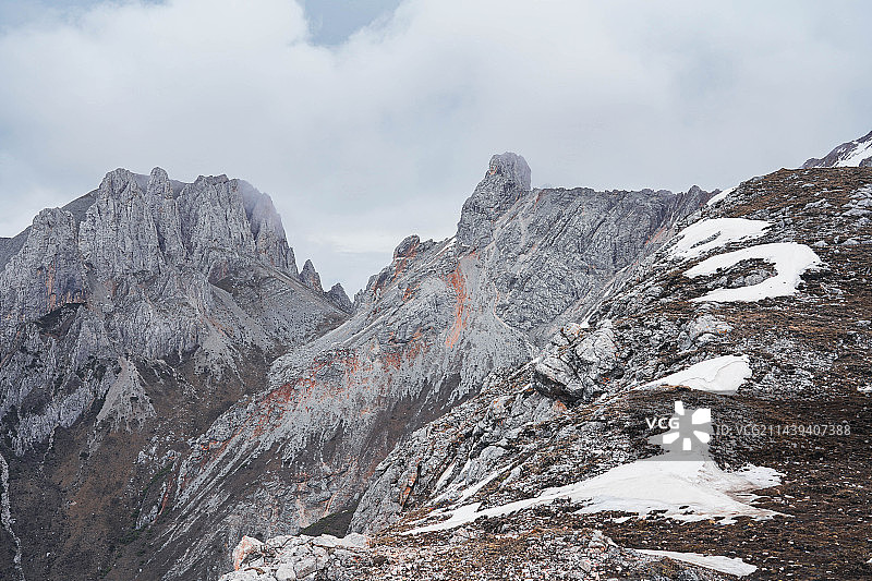 险峻的峰岭图片素材