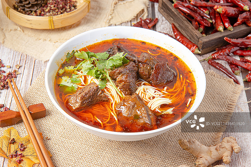 重庆红烧牛肉小面图片素材
