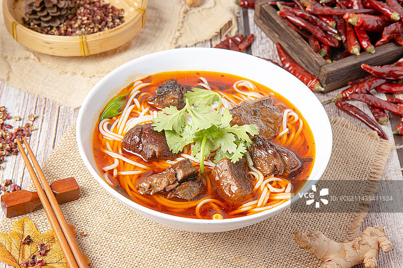 重庆红烧牛肉米线图片素材