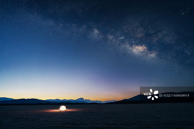 哈巴雪山曦光银河图片素材