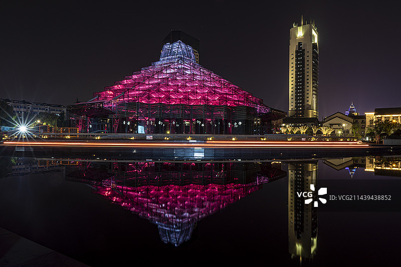 夜色中的绍兴城市广场玻璃房图片素材