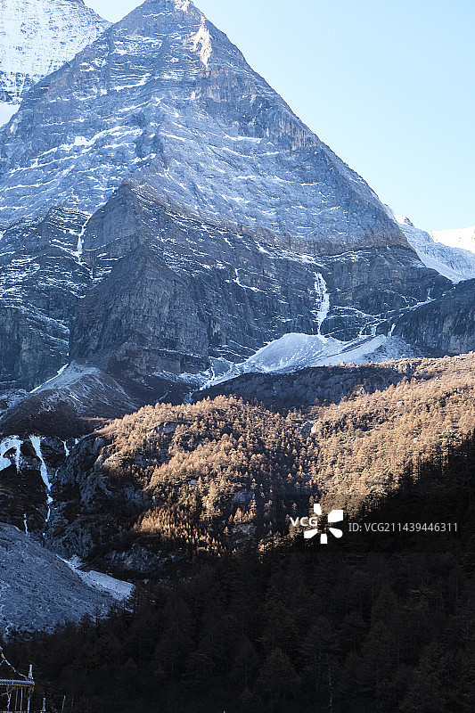 四川省甘孜藏族自治州稻城县稻城亚丁景区秋天晴天美丽风景图片素材