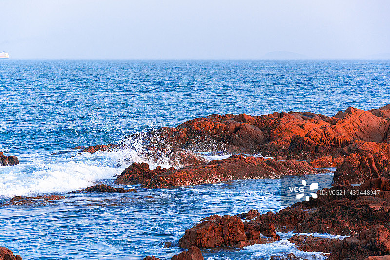 海浪拍打着礁石图片素材