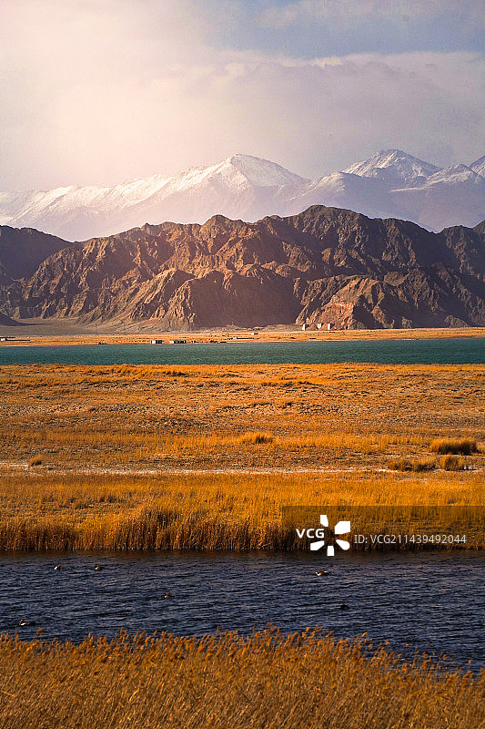 春天的小柴旦湖图片素材