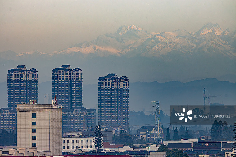 在眉山市东坡城区眺望川西雪山，幺妹峰、西岭雪山等雪山尽收眼底。图片素材