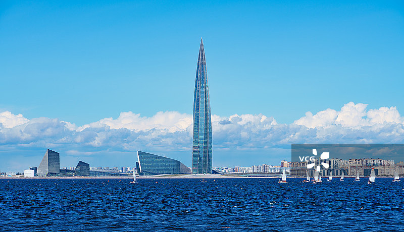 城市天际线风光 晴朗天气下的俄罗斯圣彼得堡拉赫塔海上远眺全景图片素材