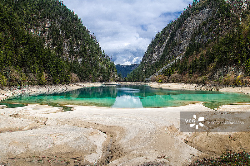 大雪山下的瑶池图片素材
