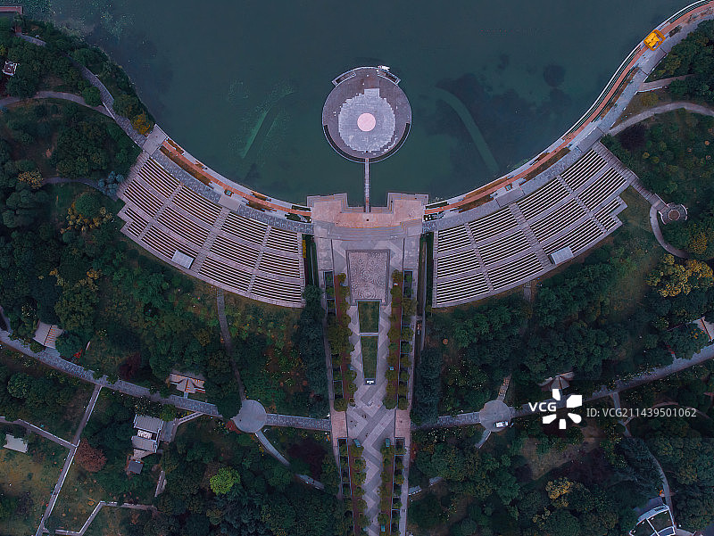 航拍汉阳月湖公园里的凤凰广场图片素材