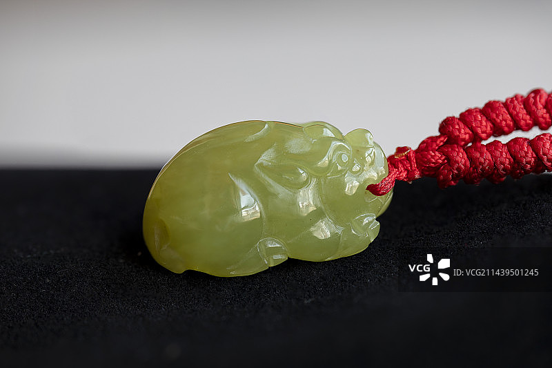 和田玉黄口貔貅雕件图片素材