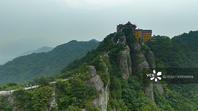 建在山顶的悬崖上的寺庙图片素材