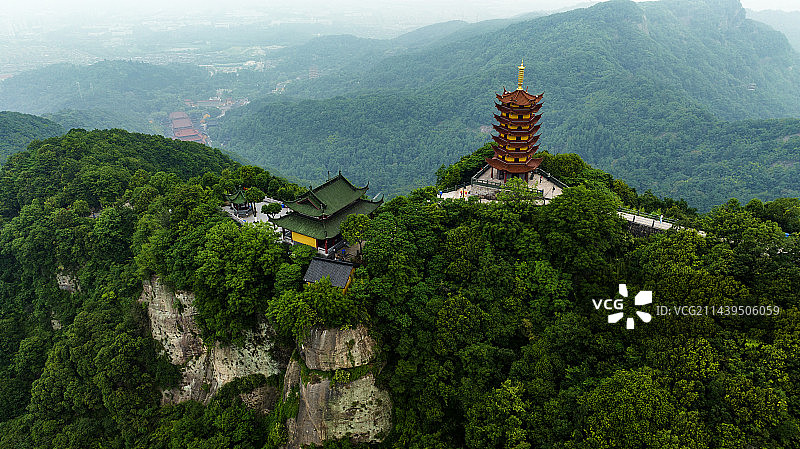 建在山顶的悬崖上的寺庙图片素材