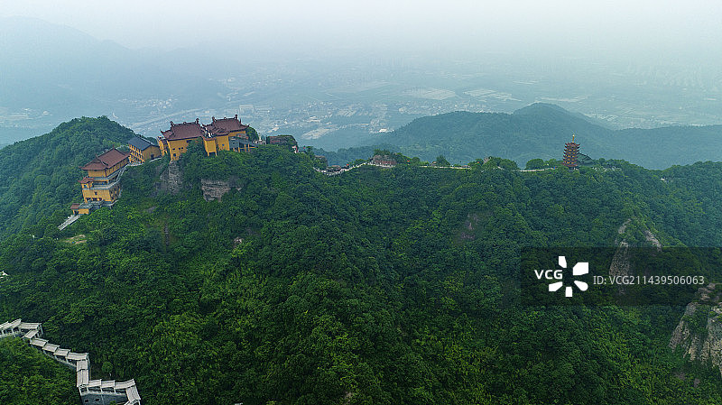 建在山顶的悬崖上的寺庙图片素材