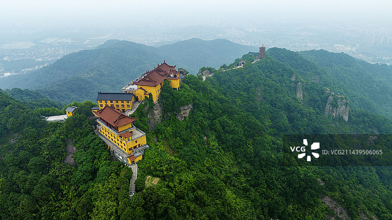 建在山顶的悬崖上的寺庙图片素材
