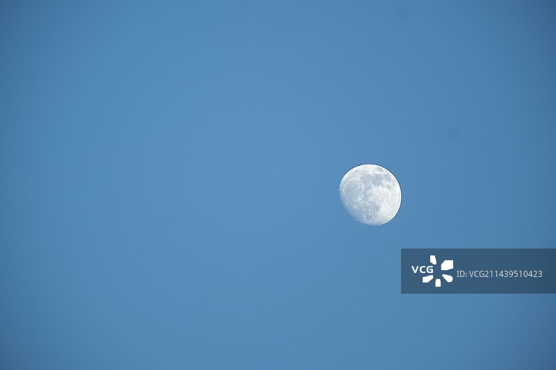 蓝天中的月亮图片素材