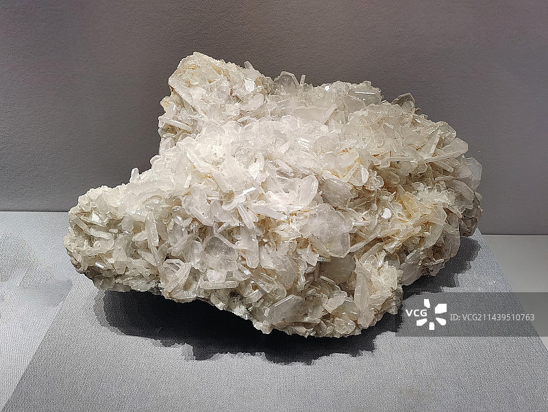 成都自然博物馆成都理工大学博物馆展览的重晶石晶簇图片素材