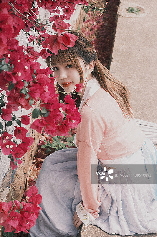 三角梅下的汉服女孩图片素材