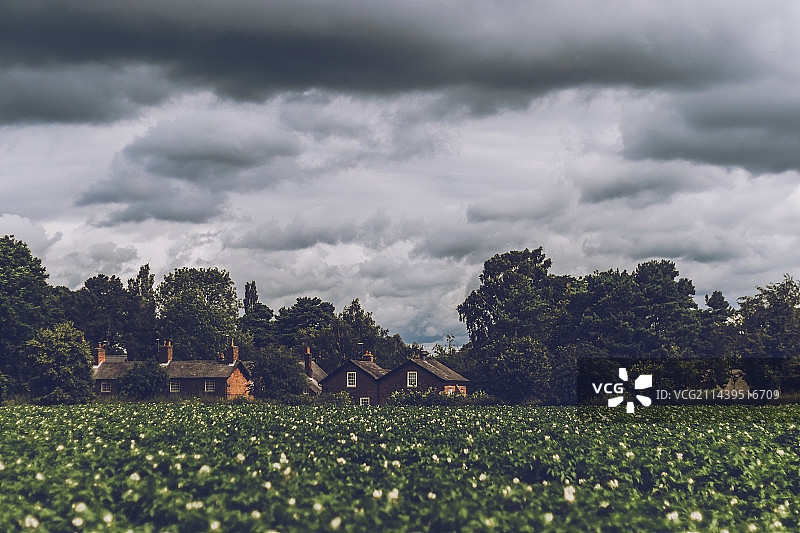 厚重云彩下的英国乡村风光图片素材