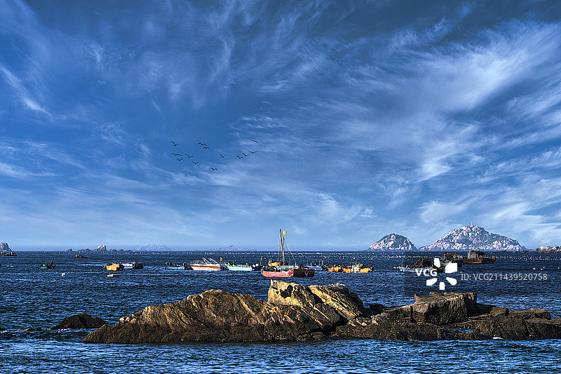 平潭岛海岸线 礁石渔船灯塔 大海 天空图片素材