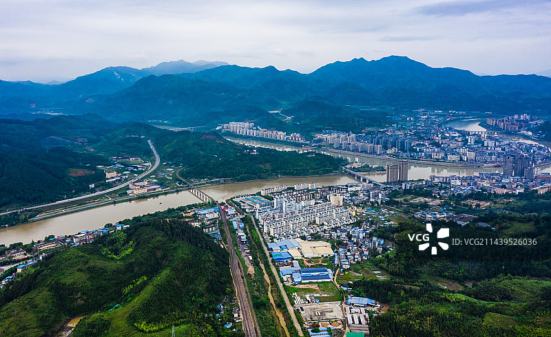 航拍河流蜿蜒的、山川翠绿、建筑崭新的顺昌县城。图片素材