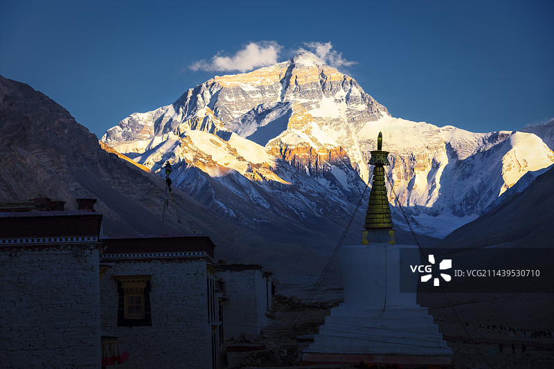 海拔5160m的绒布寺、珠峰日落！图片素材