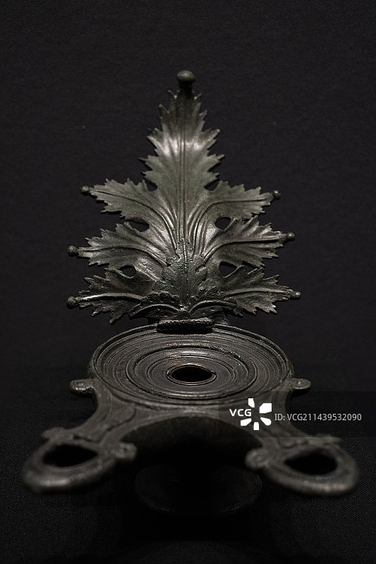 意大利庞贝古城精品文物青铜灯具烛台图片素材