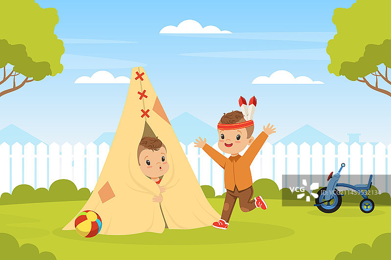 可爱男孩在院子里玩印第安人游戏，有帐篷图片素材
