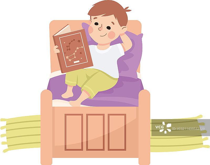 睡前在床上看书的小男孩图片素材