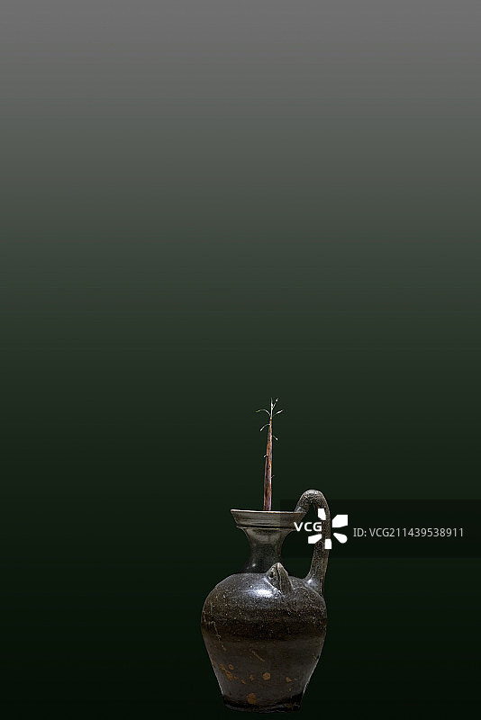 中国北魏时期瓷器，酱釉执壶图片素材