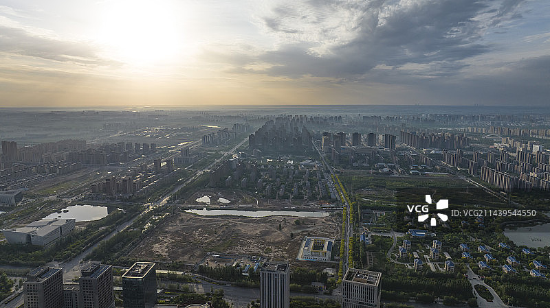 宁夏银川市金凤区阅海湾中央商务区、水上公园、贺兰山图片素材