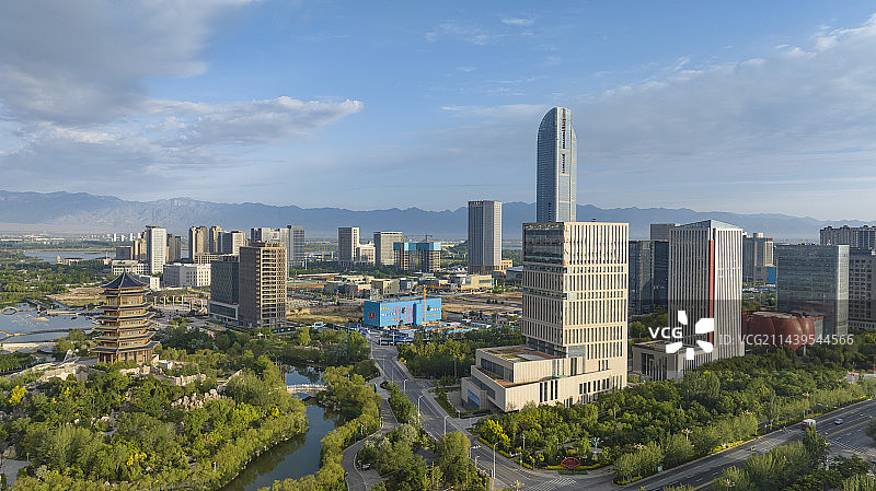 宁夏银川市金凤区阅海湾中央商务区、水上公园、贺兰山图片素材