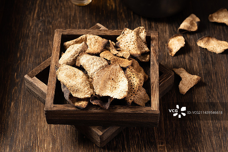 暗色木板上的陈皮图片素材