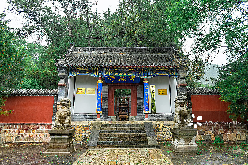 中国山东省泰安市泰山旅游风景区著名景点，普照寺寺庙的随墙门入口，户外白昼无人图像摄影图片素材