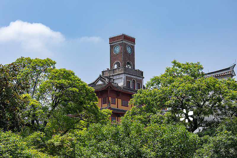 集中式建筑和西式钟表于一体的宁波鼓楼图片素材