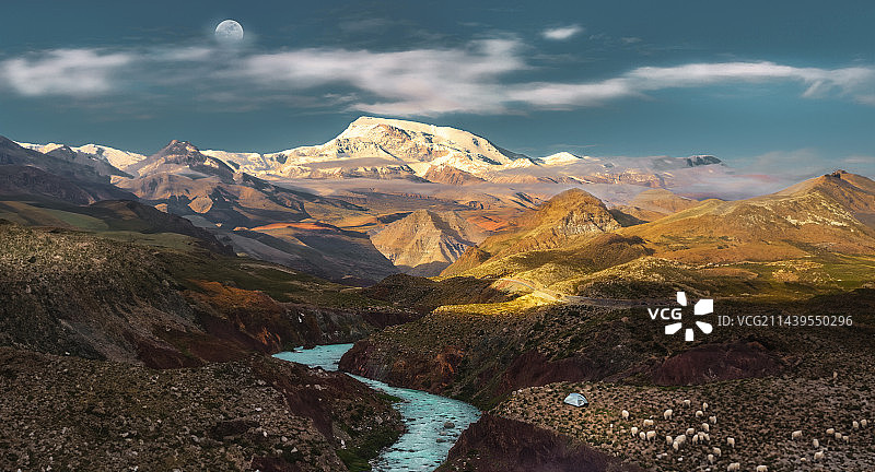 纳木纳尼与月亮图片素材