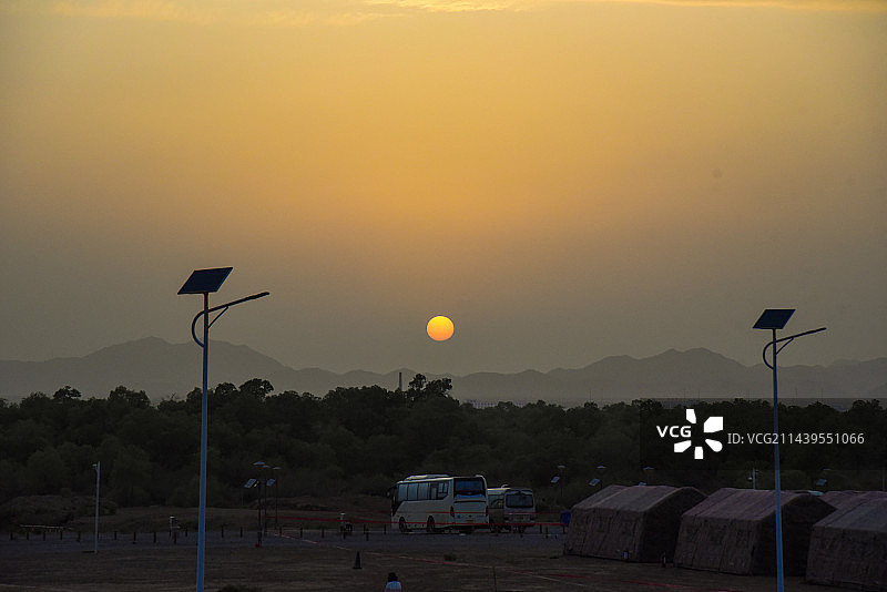 航天城的大漠落日图片素材