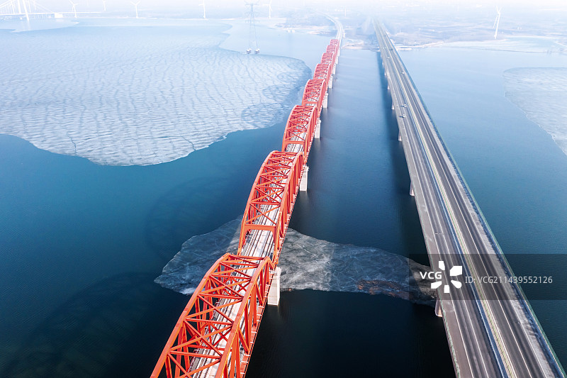 初春的官厅水库铁路公路桥图片素材