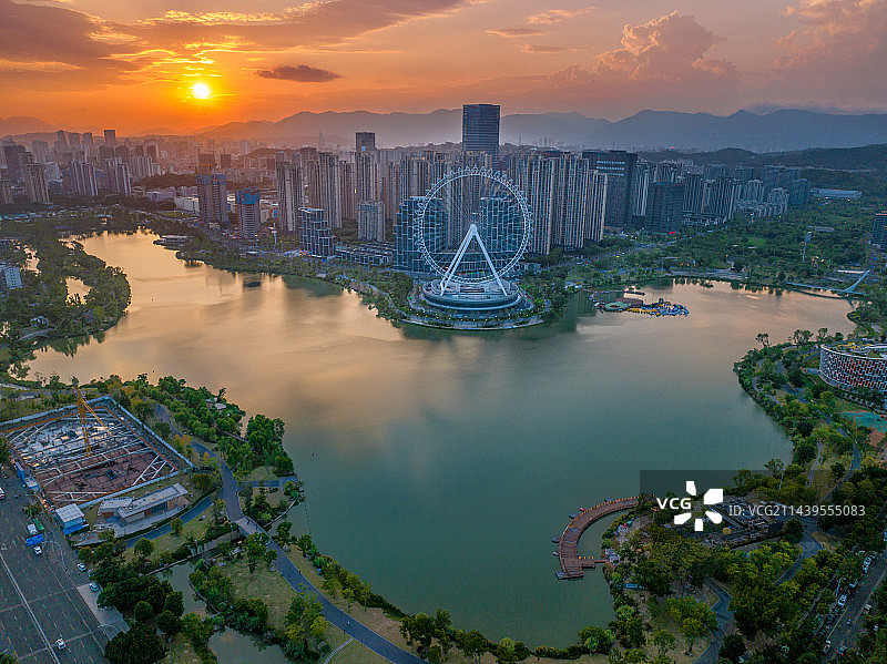 无人机视角，航拍晚霞下的福州晋安湖摩天轮城市风光图片素材
