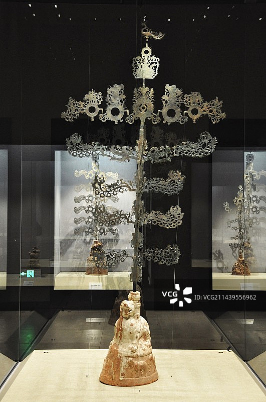 绵阳博物馆汉代青铜摇钱树图片素材