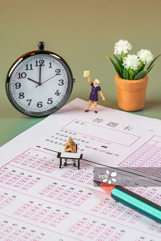 高考考场考生在答题上作答创意微缩景观图片素材