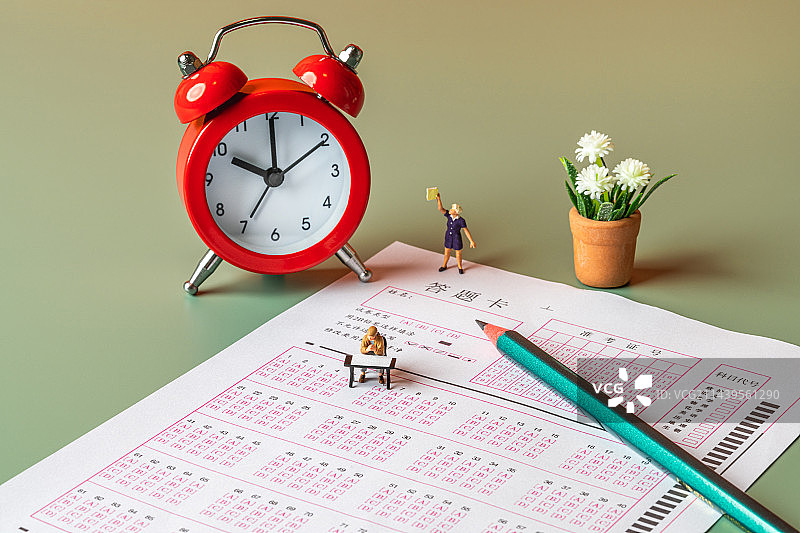 高考考场考生在答题上作答创意微缩景观图片素材