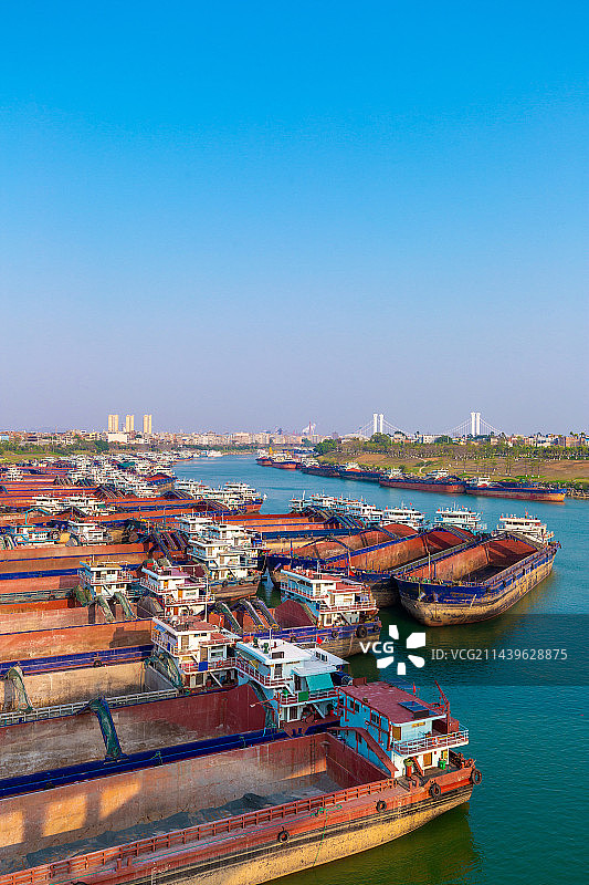 广西贵港，市中心，郁江停泊的货船图片素材