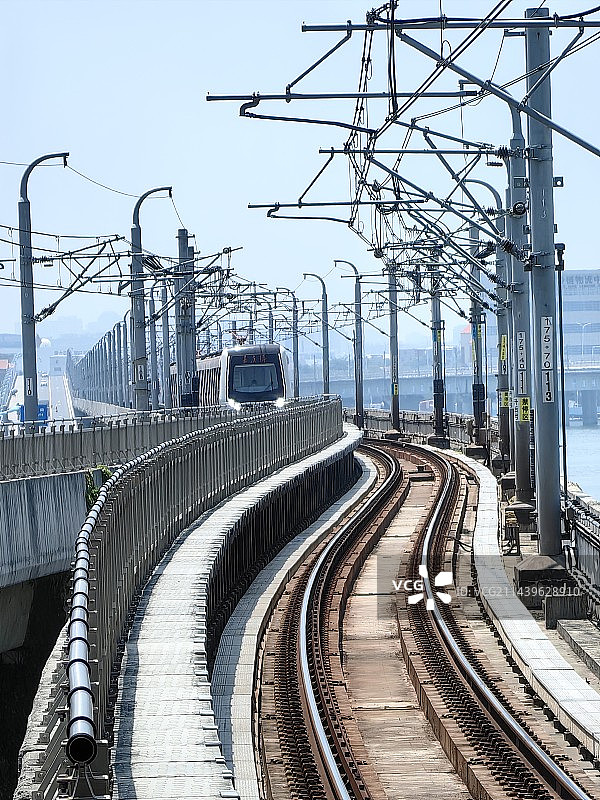 厦门集美学村地铁站的铁轨图片素材