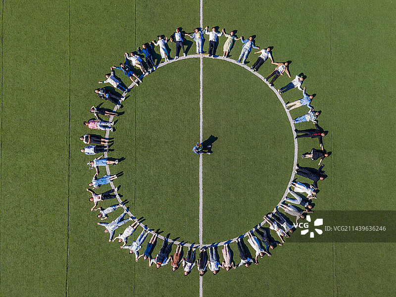 航拍毕业季学生在操场上围成的圆圈图片素材