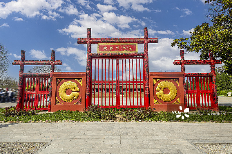 蓝天白云下的河南省安阳市殷墟宫殿宗庙遗址图片素材