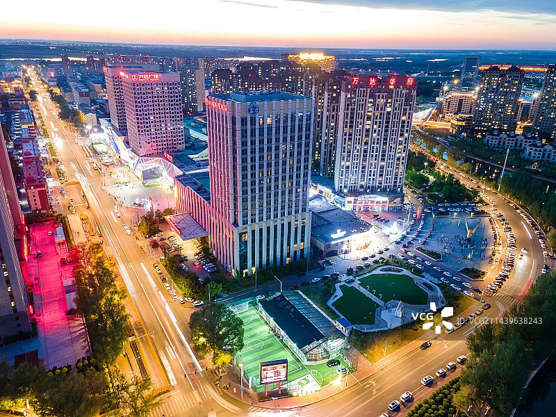 黑龙江省齐齐哈尔市商业区夜景鸟瞰图片素材