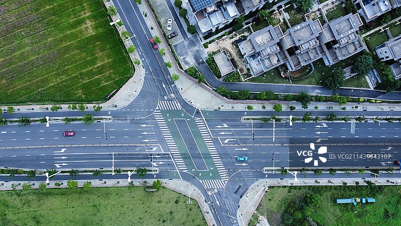 城市建筑中街道的高角度景观图片素材