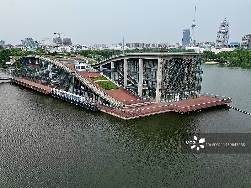航拍视角下的青浦图书馆图片素材